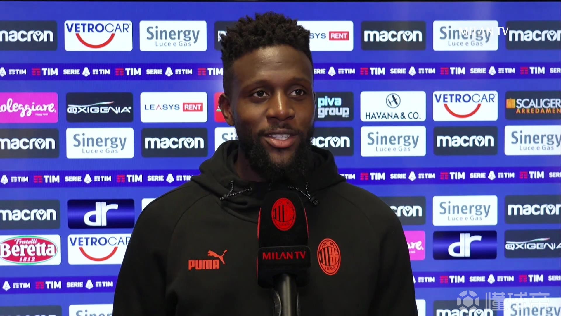 足坛备受瞩 足坛备受瞩