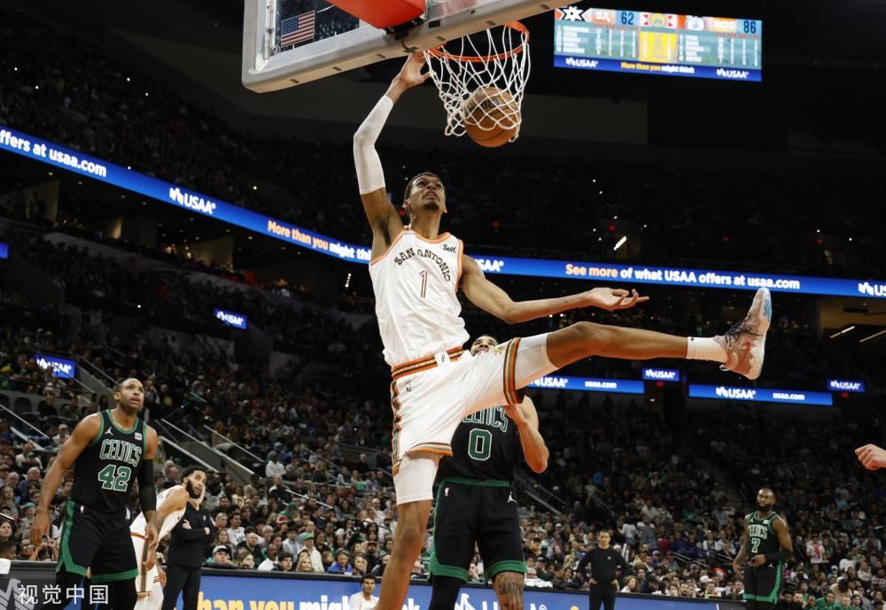 在泳池中 在泳池中